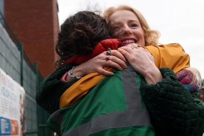 İngiltere'de ara seçimin kazananı tesisatçılık yapan Hannah Spencer oldu