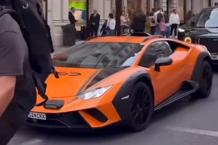 İngiltere'de fenomen ilahi sokaklarda yankılandı: Kabe'de hacılar 'hu' der Allah