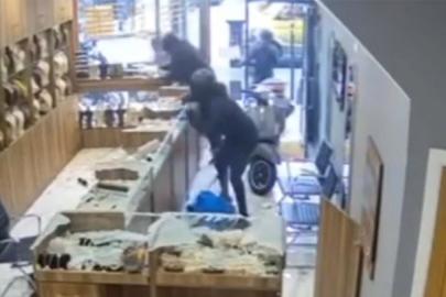 İngiltere'de Türk kuyumcu dükkanı palalı hırsızlar tarafından soyuldu