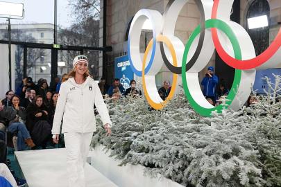 IOC Milano'da olimpiyatçıları podyuma çıkardı: yeni takım formaları tanıtıldı