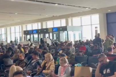 İran'daki savaş BAE'ye de sıçradı: Dubai'deki havalimanınlarında yolcular mahsur kaldı