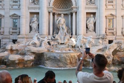 İtalya Roma'da turistlerden Trevi Çeşmesi'ne girişte ücret uygulaması
