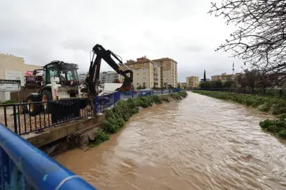 İzmir'de Büyükşehir ekiplerinden sağanak yağış seferberliği