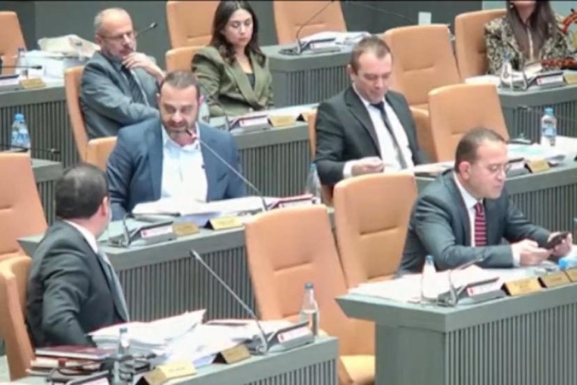 KKTC Meclisi'nde gerginlik: Milletvekilleri arasında kavga çıktı