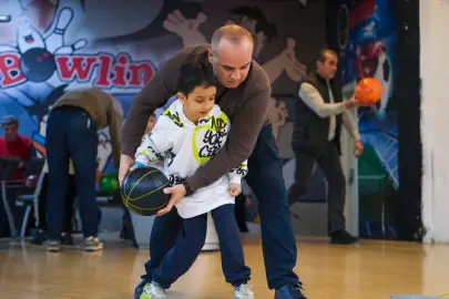 Kocaeli'nin Bilgievleri'nden baba-oğul bowling turnuvası