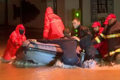 Leonardo fırtınası Portekiz'i vurdu: Nehirler taştı, can kaybı var