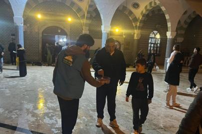 Mersin'de Hür Gençlik tarafından Berat Kandili’nde cami cemaatine ikram