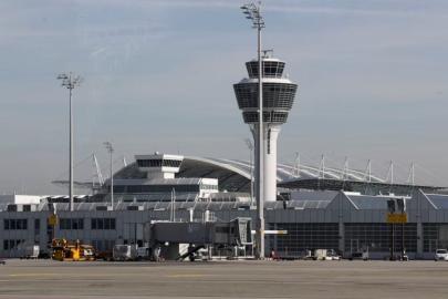 Münih Havalimanı'nda kar krizi: Yüzlerce yolcu uçakta sabahladı