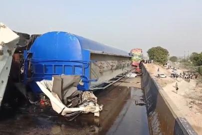 Pakistan'da minibüsün üzerine tanker devrildi: 13 ölü