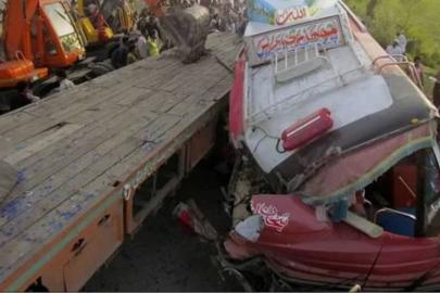 Pakistan'da otobüs ile tır çarpıştı: 11 ölü