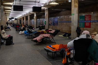 Rus hava saldırıları yeniden başladı: Kievliler metro istasyonlarına sığınıyor