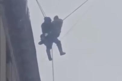 Rusya'da çatıdan düşen görevli son anda kurtuldu
