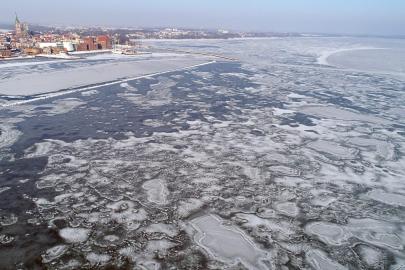 Sıcaklıklar düşünce Polonyalılar buz tutan Baltık kıyısına akın etti