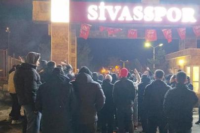 Sivasspor taraftarı çileden çıktı! Tesisi bastılar...