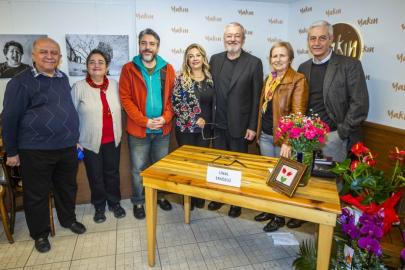 Ünal Ersözlü, Yeni Kitabı ‘Böğürtlen Öpücüğü'nü Okurları İçin İmzaladı