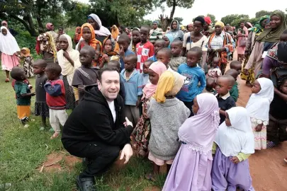 Ünlü iletişimci Özgür Aras'tan Afrika’ya umut taşıyan yolculuk