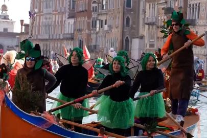 Venedik Karnavalı başladı: Renkli tekne geçidi, 2026 Olimpiyatları'na gönderme