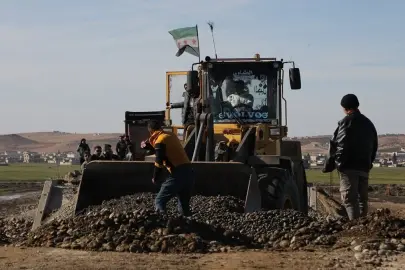 YPG’nin yıktığı köprüyü Şuyuk halkı yeniden inşa ediyor