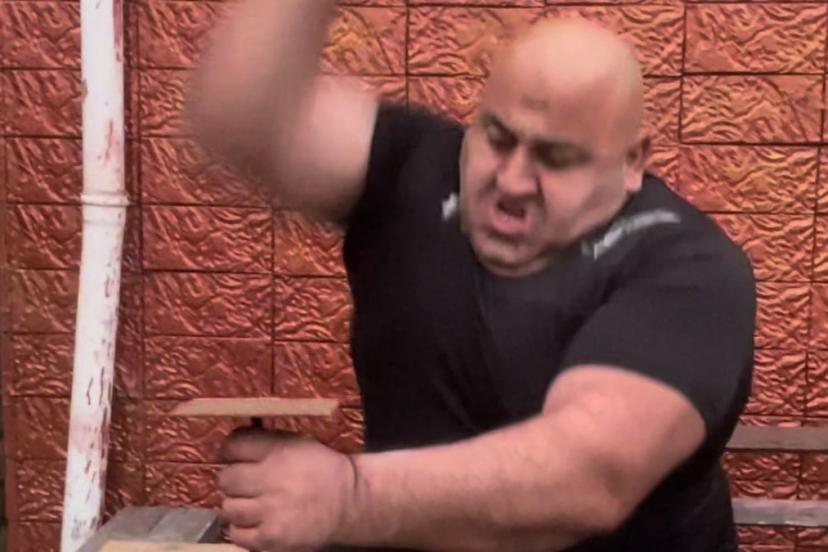 Yumruklarıyla demir çakan Azerbaycanlı