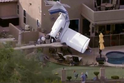 ABD'de eğitim uçağı 2 eve çarptı: 3 yaralı