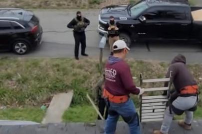 ABD'de ev sahibi, çatıyı onaran kaçak göçmenlere para vermemek için ihbar etti