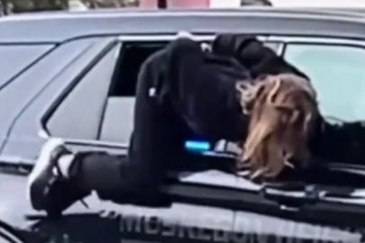 ABD'de kelepçeli kadının polis aracından kaçtığı anlar