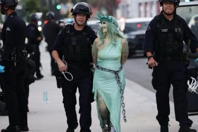 ABD'den özgürlüğün fotoğrafı: "No Kings" gösterilerine polis müdahalesi