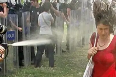 AİHM'den "kırmızılı kadın" kararı: Türkiye para cezasına çarptırıldı