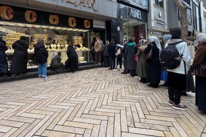 Altın fiyatları düşünce kuyruklar uzadı: Kocaeli'de kuyumcular doldu taştı