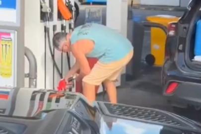 Avustralya'da benzin kuyruğunda stok yapan adam