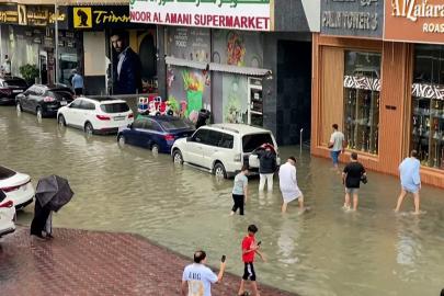 BAE: Şarika'da sağanak sele yol açtı, trafik felç oldu