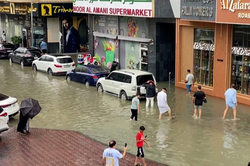 BAE: Şarika'da sağanak sele yol açtı, trafik felç oldu
