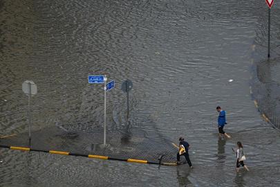 BAE'de şiddetli yağış: Şarika sokakları göle döndü