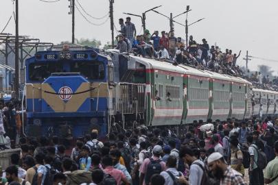 Bangladeş'te bayram öncesi tren yoğunluğu: Milyonlarca kişi yollara düştü