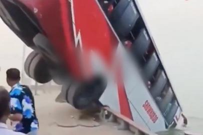 Bangladeş'te yolcu otobüsü nehre düştü: 24 kişi hayatını kaybetti