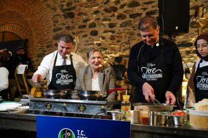 Başkan Tugay Tire’de önlük giydi, mutfağa girdi, yemek yaptı