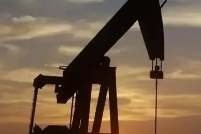 Brent petrolün vadeli varil fiyatı 100,94 dolardan işlem görüyor