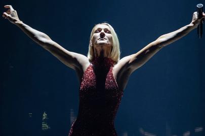 Céline Dion'un sahneye dönüşü için Eyfel Kulesi mor renge büründü