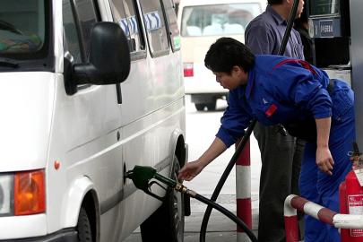 Çin'de akaryakıt zammı öncesi sürücüler istasyonlara akın etti