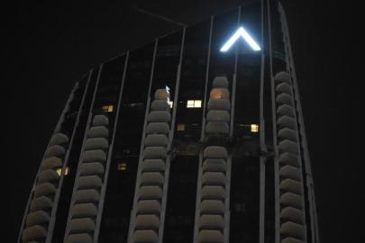 Dubai'de bir binaya İHA saldırısı