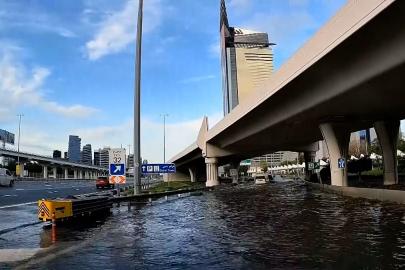 Dubai'de gece etkili olan sağanak, sel ve trafikle uçuşları aksattı