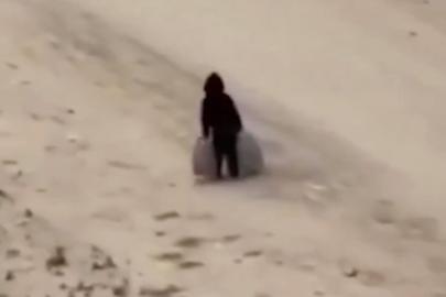 Gazze'de bir çocuk ağırlığınca iki su bidonu taşırken görüntülendi