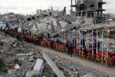 Gazze'de yıkıntıların arasında iftar