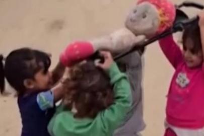 Gazzeli çocukların yürek burkan 'cenaze oyunu'