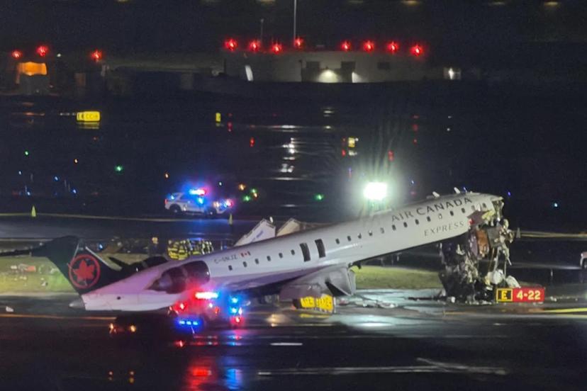 Havalimanına iniş yapan uçak itfaiye aracına çarptı