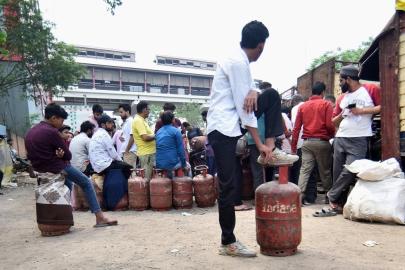 Hindistan'da yakıt krizi sürüyor: Uzun LPG kuyrukları oluştu