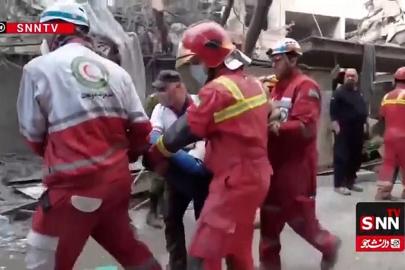 İran devlet televizyonu Güney Horasan'da enkazdan kurtarılan adamı gösteriyor