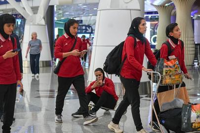 İran kadın futbol takımı Malezya havaalanında: Ülkeye dönüş hazırlığı