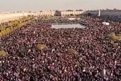 İran'da Hamaney'in ölümü sonrası meydanlara inen kalabalık havadan görüntülendi