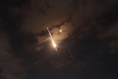 İran'dan atılan füzeler Tel Aviv'e düştü